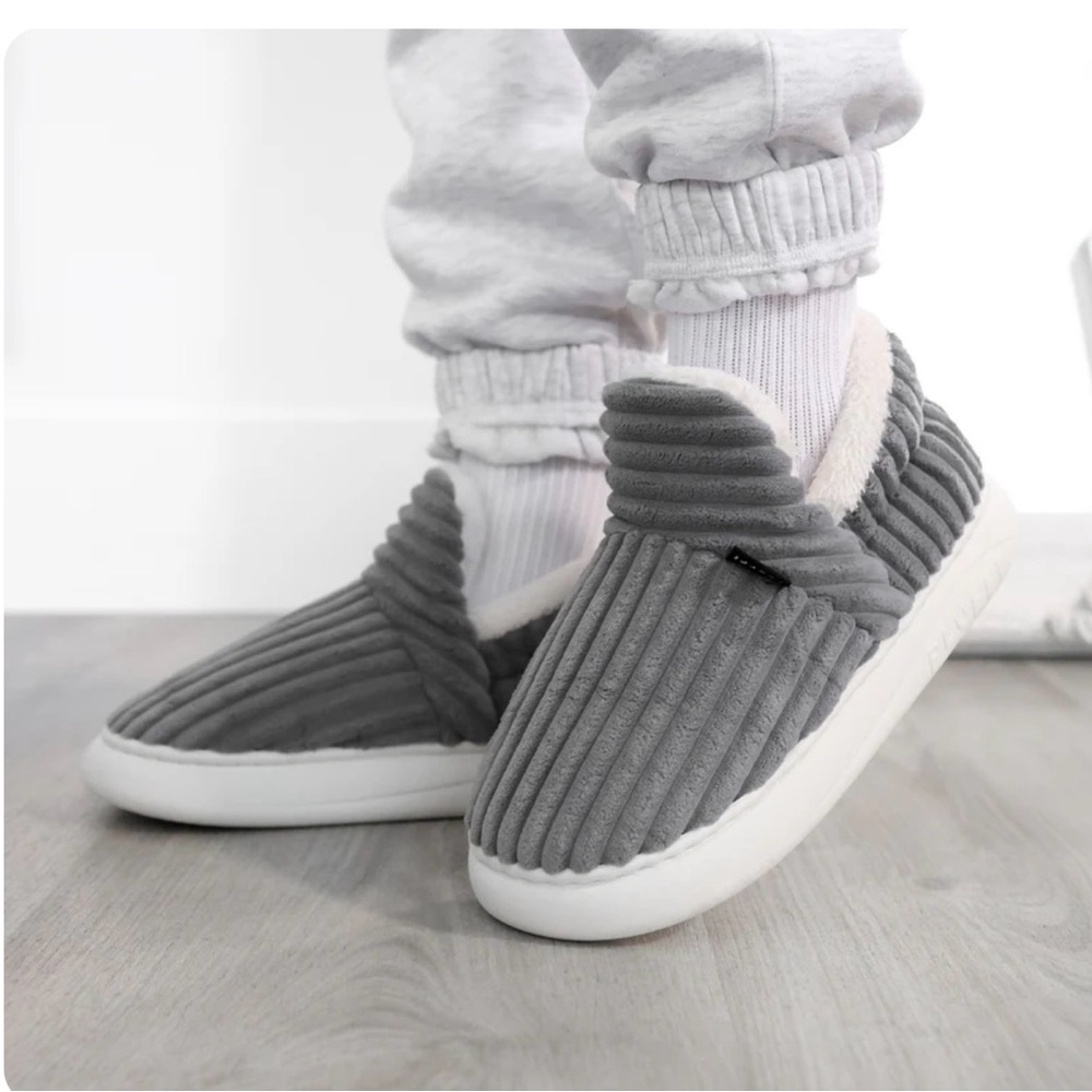 Comfy New PLUFFI Slippers Gray unisex , US Women Sz 7.5-8.5  US Mens 6.5-7.5 NIP